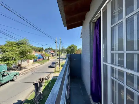 Casa 6 ambientes con 2 baños