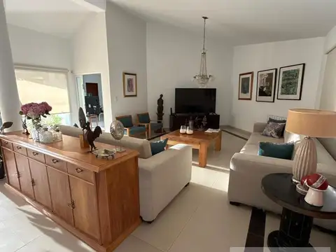 Casa 8 ambientes con 3 baños