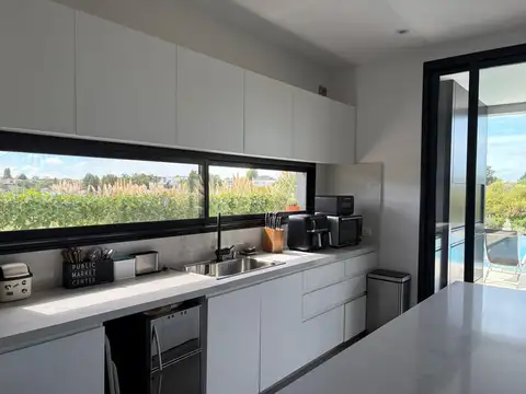 Lindísima casa moderna con bajada al Rio,  en Barrio Náutico El Canal Villanueva. (Dique Lujan)