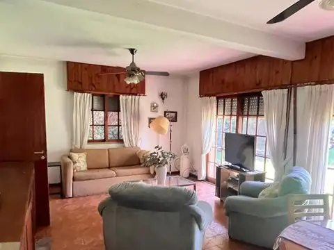 Casa en Alquiler con 4 cocheras