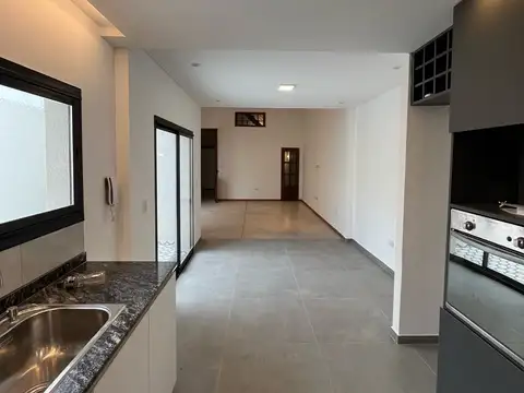 Casa 5 ambientes con 2 baños