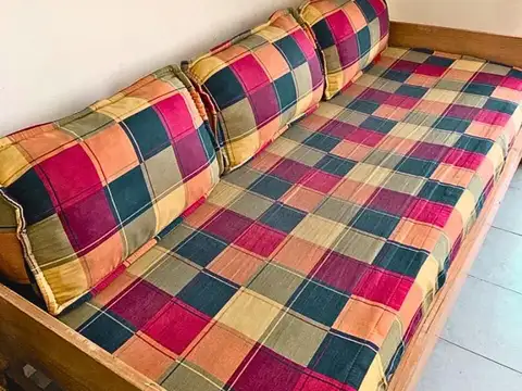 TRIPLEX 4 AMBIENTES CON PATIO Y COCHERA