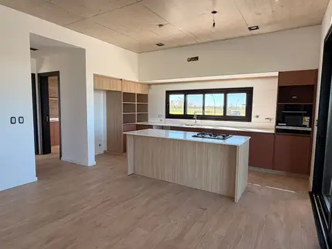 Casa 5 ambientes con 3 baños