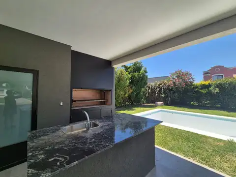 Venta casa estrenar 6amb Haras Santa Maria Escobar