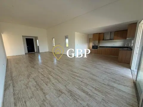 Casa en Alquiler con 1 cochera