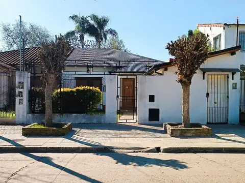 HERMOSA CASA EN VENTA + MONOAMBIENTE DORREGO AL 300 - MUÑIZ