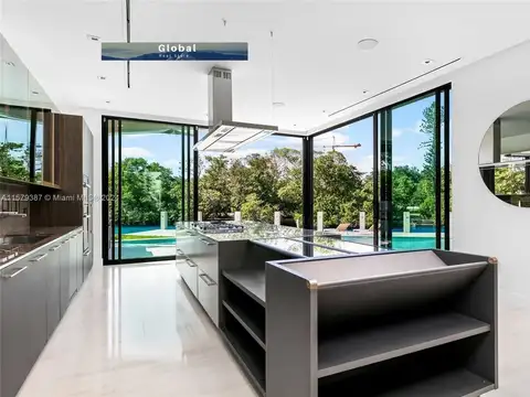 Casa 8 ambientes con 6 baños