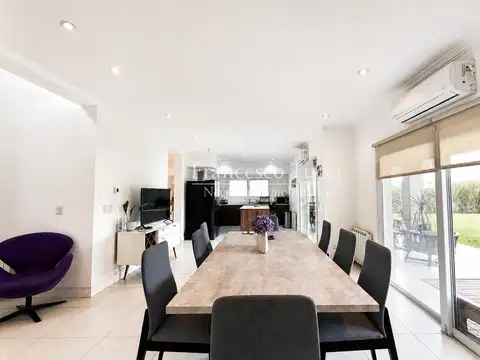 Casa en Alquiler con 6 cocheras