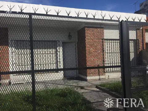 Alquiler de Casa 3 ambientes con patio en Bernal Oeste