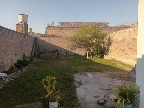 Casa c/ local al frente y gran fondo libre. 2 dormitorios (uno c/ baño en suite), 2do baño y terraza