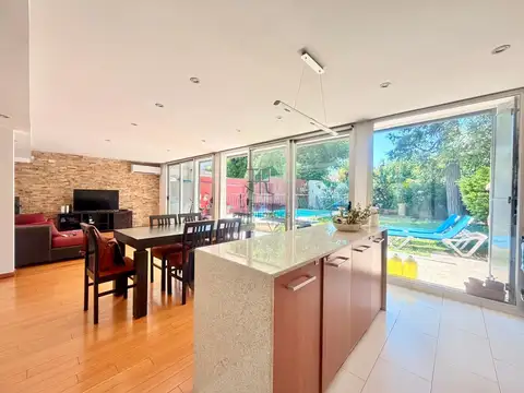 Casa en Venta con 3 cocheras