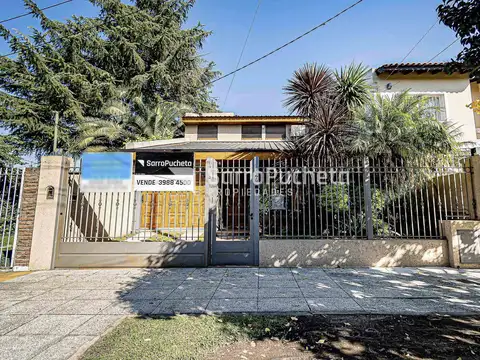 Venta casa 4 ambientes con parque y piscina en Haedo.