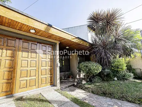 Venta casa 4 ambientes con parque y piscina en Haedo.