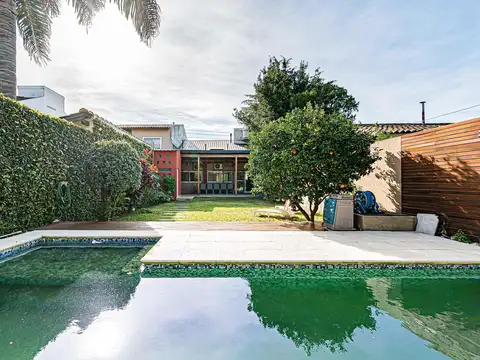 Venta casa 4 ambientes con parque y piscina en Haedo.