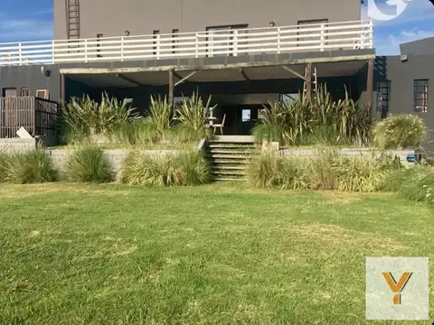 Casa en Venta - 5 Dormitorios 3 Baños - 292mts - Escobar - Barrio Nautico Cube