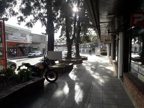 Pilar centro! LOCAL de 37 m2 con cocina y baño, Muy Luminoso!