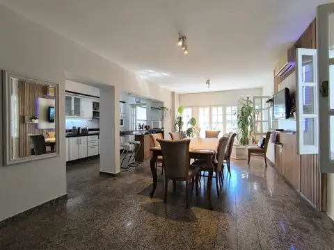 Casa en Venta con 4 cocheras