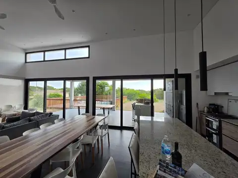 Casa 6 ambientes con 4 baños