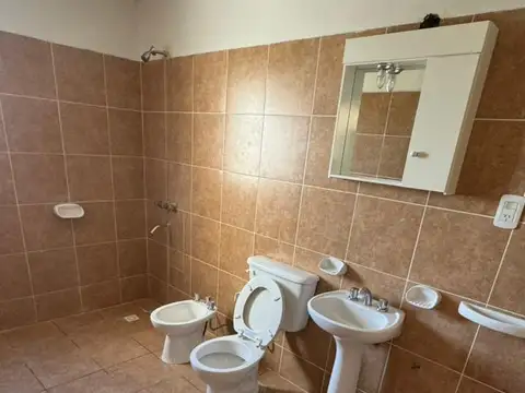 DEPARTAMENTO EN ALQUILER 3 AMBIENTES CON COCHERA Y PATIO