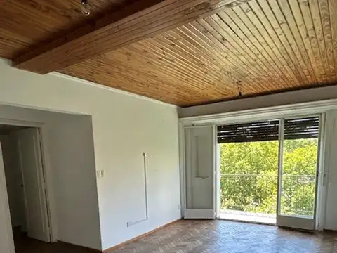 Amplio 3 ambientes al frente con balcón