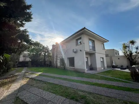 Casa en Venta con 4 cocheras
