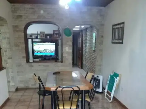 Casa 6 ambientes con 1 baño