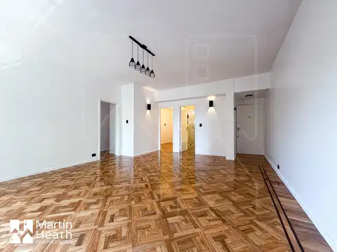 -ALQUILER- Amplio 4 Amb. actualizado a estrenar. 1er piso por escalera. Cómoda distribución.