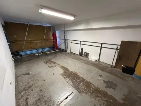 MUY BUEN LOCAL SOBRE AV VELEZ SARSFIELD A MTS ESTACION MUNRO