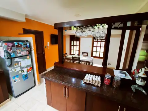 Casa en Venta con 3 cocheras
