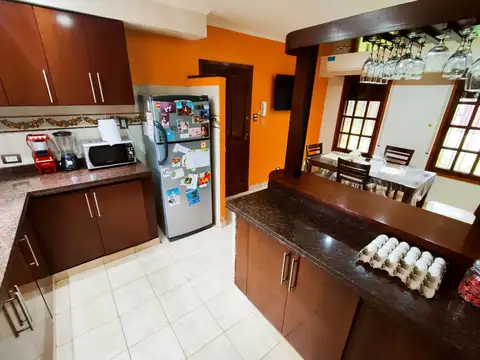 Casa 4 ambientes con 2 baños