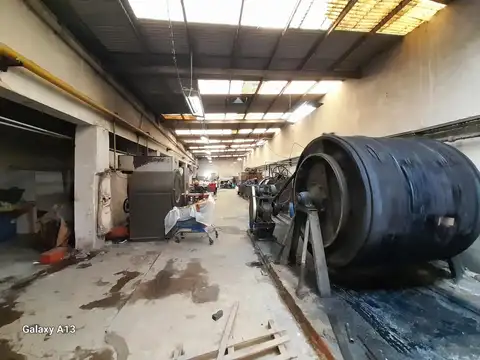 Venta de galpón de 400 m² y vivienda de 3 amb.