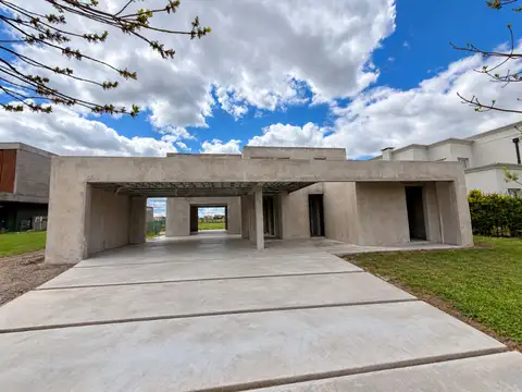 Moderna casa en  El Cantón Golf entrega 11/2026