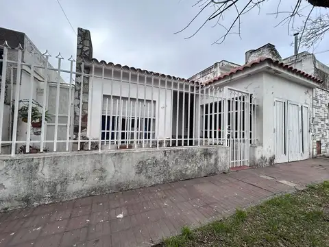 CASA DE 2/3 DORMITORIOS CON PATIO Y POTENCIAL DE AMPLIACIÓN – Límite con Alberdi - Zona Norte - Rosario