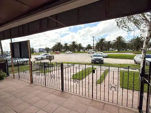 LOCAL COMERCIAL CON ESPACIO PARA OFICINA