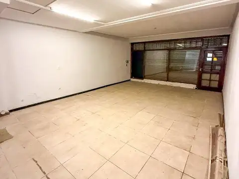 LOCAL COMERCIAL CON ESPACIO PARA OFICINA