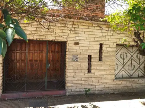 VENTA- CASA 3AMB. C/COCHERA +DEPTO 3AMB.- R. MEJÍA