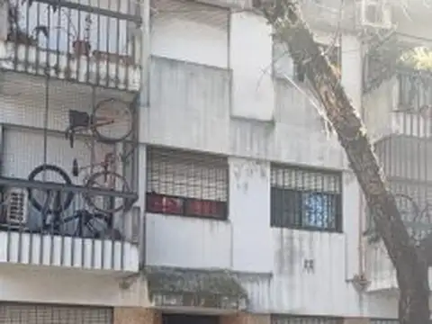 CALLAO/RIOJA: Departamento con patio en barrio Lourdes