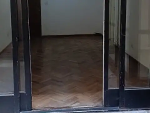 CALLAO/RIOJA: Departamento con patio en barrio Lourdes