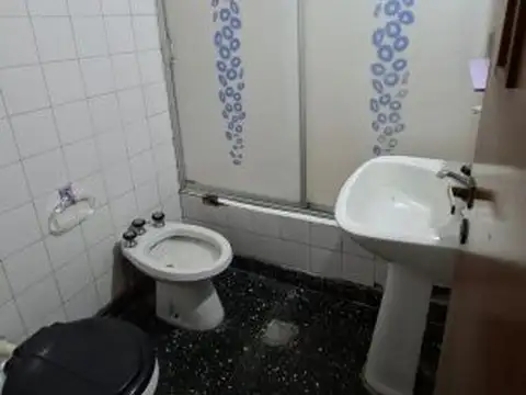 CALLAO/RIOJA: Departamento con patio en barrio Lourdes