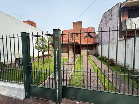 EXCELENTE CASA 4 DORMITORIOS ENTRADA PARA AUTO JARDIN