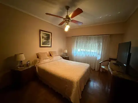 EXCELENTE CASA 4 DORMITORIOS ENTRADA PARA AUTO JARDIN