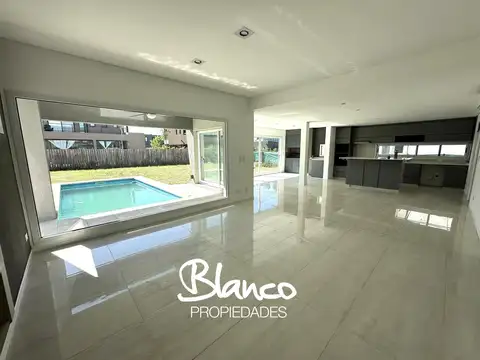 Casa en Alquiler con 2 cocheras