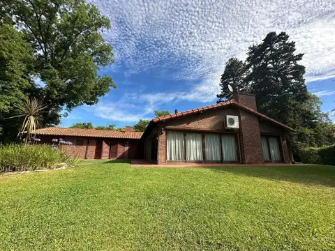 Casa en Venta - Lote en Esquina 2588 m² - Highland Park Country Club