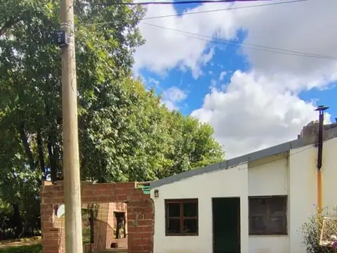 CASA A RESTAURA EN POLVAREDAS
