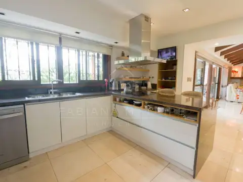 Casa en Venta con 4 cocheras