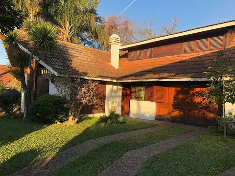 IMPECABLE CHALET SOBRE LOTE DE 17,32 X 55 M2!!!