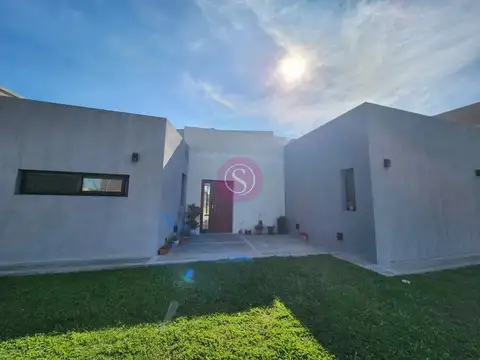 Casa  en Venta en Barrio Santa Emilia, Pilar del Este, Pilar