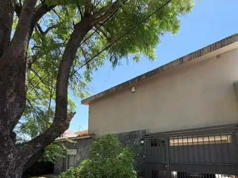 Venta de Casa en Parque Velez Sarsfield 4 dormitorios. Apto Credito