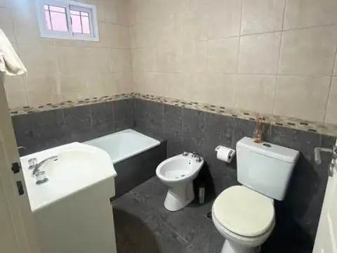 ALQUILER 2 AMBIENTES CON BALCÓN Y COCHERA SEMICUBIERTA