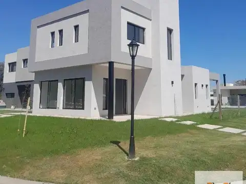Casa en venta - 4 Dormitorios 5 Baños - Pilar